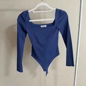 Aritzia babaton contour square neck longsleeve bodysuit